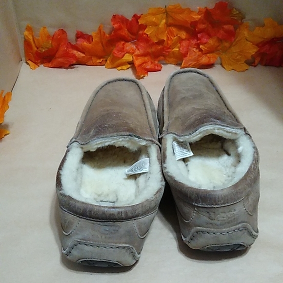 UGG slippers sz 9 - Picture 3 of 6